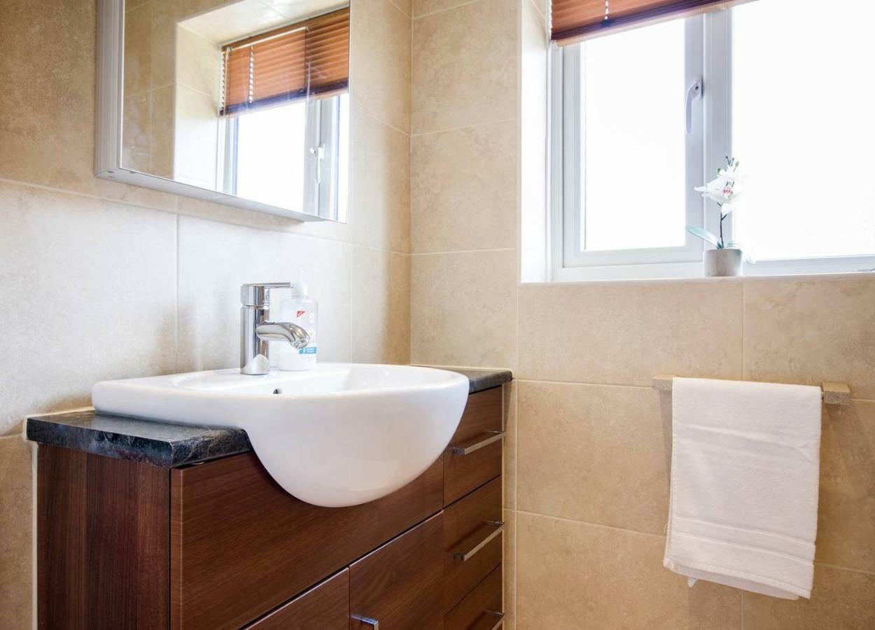 Spacious House, Sleeps 7 People Reading Esterno foto